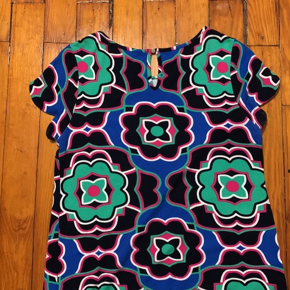 Crown and Ivy Bold Print T-shirt Dress with Scalloped Hem - Picture 6 of 6